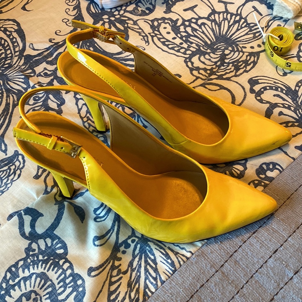 Nine West - size 8, yellow, slingback heels
